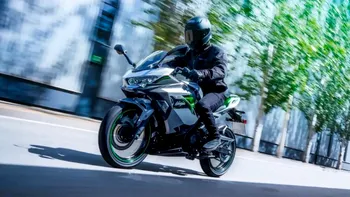 Kawasaki pregătește lansarea primelor motoare electrice: Cât costă Ninja e-1 și Z e-1