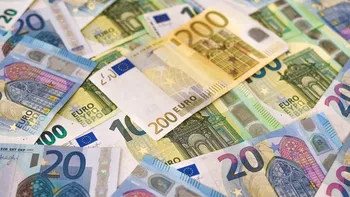 O pensionară a găsit o comoară de peste 94.000 de euro în timp ce făcea curățenie în casă. „Sunt norocoasă”