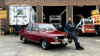 Povestea românului care a dus prima Dacia Sport la New York. George este colecționar de mașini și mai are două în SUA
