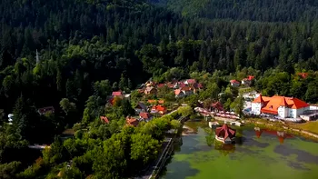 Locul unic din țara noastră pe care-l iubesc străinii: Cel mai mic oraș din România e o atracție turistică mondială