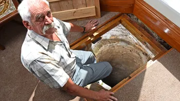 Comoara de sub casă: Un bărbat a găsit o fântână medievală în sufragerie, după ce a săpat 10 ani. Cum a-nceput să 