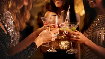 Femeile din această țară consumă cel mai mult alcool: Unde se situează românii, conform ultimelor studii