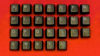 De ce nu sunt tastele aranjate în ordine alfabetică iar tastaturile utilizează formatul QWERTY