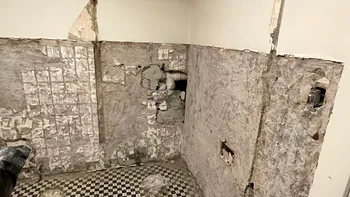 Descoperirea făcută de un bărbat în spatele unui zid, în timpul unei renovări. Neatins, un portofel din anii '50 este o „capsulă a timpului