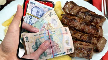 Păcăliți la o porție de mici, jefuiți de 65.000 de lei. Cazul escrocului 