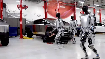 Un robot Tesla „și-a pierdut răbdarea” și a atacat un muncitor de la fabrica lui Elon Musk VIDEO