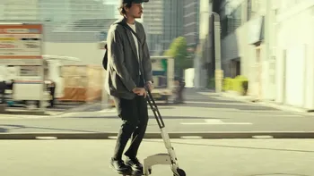 VIDEO Cea mai ușoară trotinetă electrică ar putea fi și cea mai compactă. Soluția minune pentru traficul din oraș vine din Japonia