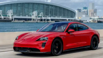 Când dispar mașinile pe benzină și motorină de pe străzile din Europa. Avertismentul șefului Porsche vizavi de viitorul pieței auto