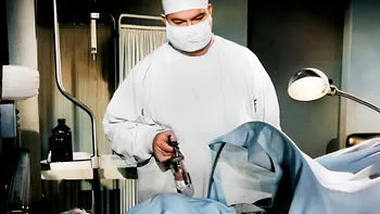 Impostorul care a operat oameni, deși nu era medic. Cum a reușit să păcălească, de ce a făcut-o, de fapt VIDEO