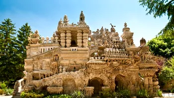 Impresionanta poveste a bărbatului care și-a construit un palat din „pietricelele adunate de pe drum”. Cine a fost Ferdinand Cheval [VIDEO]
