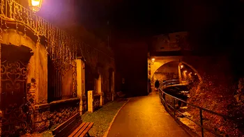 Orașul din România care ascunde tuneluri misterioase, grote și lacuri subterane. Puțini români cunosc secretele de la Poalele Tâmpei