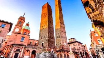 Orașul turnurilor „fără număr”. Ce s-a întâmplat cu impresionantele structuri arhitecturale din Bologna, de fapt VIDEO