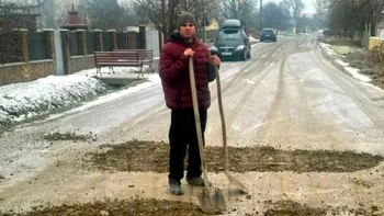 Alin s-a întors din străinătate, iar primul lucru a fost să repare singurul drum din satul în care s-a mutat