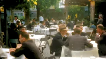 Înainte de „eu beau vinul cu borcanul” a fost „eu beau vodka cu paharul”. Cireșica, localul unic din Bucureștiul interbelic [VIDEO]
