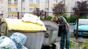 E putred de bogat, dar trăiește printre gunoaie. Incredibila poveste a bărbatului care a fost și prinț, și cerșetor VIDEO
