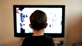 Un părinte și-a lăsat copiii nelimitat în fața televizorului, pe telefon și pe tableta. Ce a observat după acest experiment