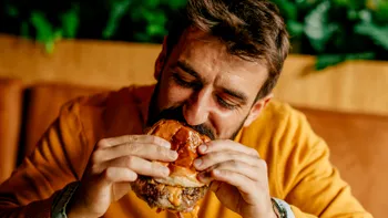 Mâncarea delicioasă e asociată cu Alzheimer: Alimentele care duc la această boală, conform cercetătorilor