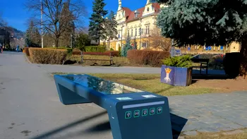 ”Capitala verde a României” a dat 31.000 de lei pe o bancă inteligentă. Ce face de banii ăștia, câte s-au instalat deja