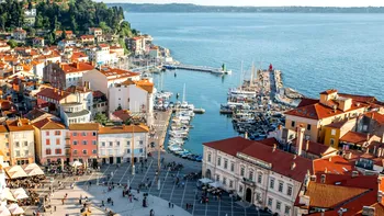 Descoperă „Mica Veneție”: paradisul european cu case colorate și hoteluri la prețuri incredibil de mici
