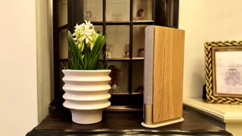 REVIEW Bang & Olufsen Beosound Emerge - boxa inteligentă retro și futuristă în același timp. De ce merită ”ascunsă” în bibliotecă