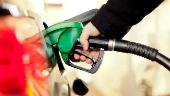 Benzină gratis, direct la pompă: Schema ingenioasă folosită de o escroacă pentru a obține carburant în valoare de 123.000 de lei