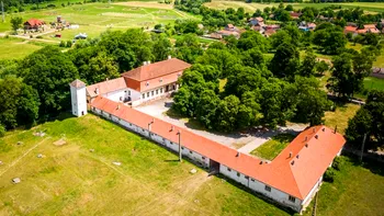 Castelul unic, cu picturi murale nemaivăzute în România, acum în ruină, va renaște din propria cenușă. Comoara arhitectonică Mikó din Olteni