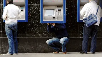 Două mari bănci din România „își unesc forțele”, dar un conflict colectiv de muncă ar putea perturba procesul de fuzionare plănuit de Alpha bank și Unicredit