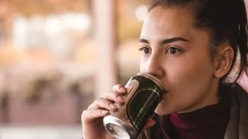 Energizantele, la fel de periculoase ca alcoolul, pentru copii și adolescenți. Avertismentul specialiștilor în domeniu