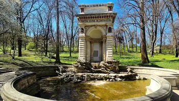 Locul din București care a ajuns o ruină, doar la Paris mai vedeai așa ceva. Fântâna George Gr. Cantacuzino era o minune arhitecturală în parcul Carol VIDEO
