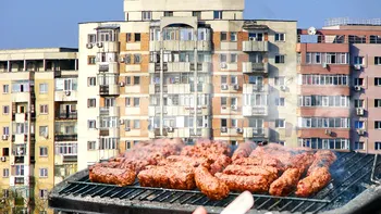 Dacă faci grătar pe balcon sau în fața blocului, legea e clară. Scoți lejer 5.000 de lei din buzunar