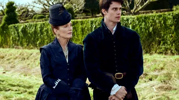 Mary & George, o nouă miniserie, cu Julianne Moore în rolul principal, care explorează extravaganțele „lumii bune” din Marea Britanie. Unde și când o vezi