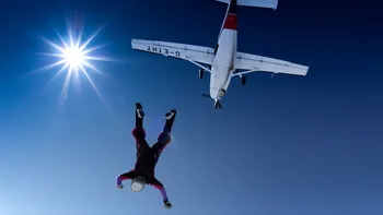 Povestea bărbatului misterios care a sărit dintr-un avion deturnat, având la el 200.000 de dolari: Nu l-a găsit nimeni nici după 50 de ani