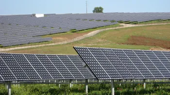 Detaliul legat de panourile solare care le scade performanța cu mult. De ce trebuie să cureți fotovoltaicele, cum se face, cât costă