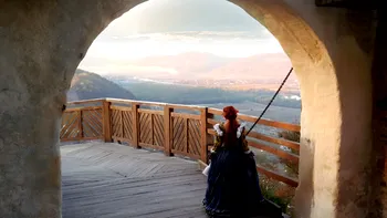 Cetatea din România construită într-un con vulcanic. Plină de istorie, la intrarea în Transilvania, e imposibil de ignorat Cetatea Deva