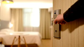 Descoperire înfricoșătoare într-o cameră de hotel. Ce a găsit o femeie când s-a cazat