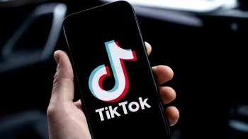 TikTok se joacă cu inteligența artificială. Cum ți-ar putea clona vocea, cât de periculos este
