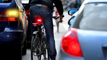Rămâi fără permis de conducere, pe loc. Șoferilor români le este total interzis, pe anumite secțiuni de drum, să depășească biciclete sau trotinete, conform Codului Rutier 2024