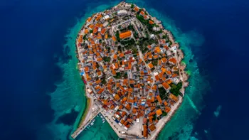 Secretele fascinante ale Europei, destinații incredibile de vacanță. Satele plutitoare, orașele părăsite și insulele unice în lume
