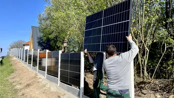Cum ajungi să-ți faci gard din panouri solare, cât de eficient este. Fotovoltaicele ”devin atât de ieftine, încât le punem peste tot”