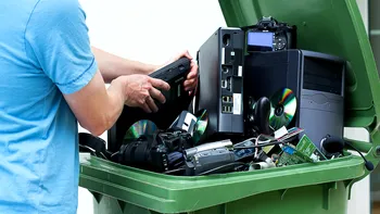 Această mașină de reciclare demontează vechile hard disk-uri, pentru a recupera componente VIDEO