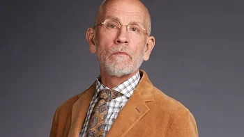John Malkovich îl „readuce la viață” pe Sergiu Celibidache în Cravata Galbenă. Prima imagine din film cu celebrul actor în rolul principal