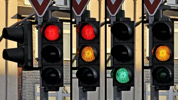 Semafoarelele cu 4 culori, cea mai nouă inovație în traficul rutier. Ce semnificație are culoarea albă, pe lângă roșu, galben, verde