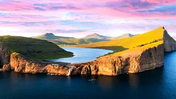 Singurul lac din lume situat deasupra oceanului. Cum e posibil, este de o frumusețe ieșită din comun