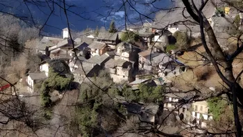 Satul cu 46 de locuitori, din care 30 candidează la alegerile locale. Mama actualului primar candidează în opoziție față de fiul ei
