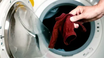 De ce intră bumbacul la apă? Știința are un răspuns pentru hainele care îți rămân mici după spălare