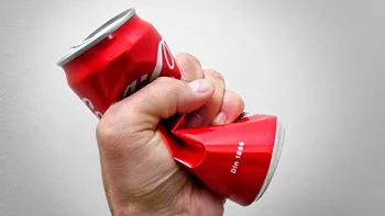 De ce să nu strivești dozele de suc sau bere dacă ai de gând să le reciclezi