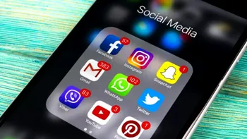 Funcția spion de pe telefonul tău pe care nu ai dezactivat-o: ce poate face când te uiți pe Facebook sau Instagram