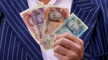 S-au schimbat banii în Anglia, explicația simplă. Ce trebuie să știi despre noile bancnote intrate în circulație
