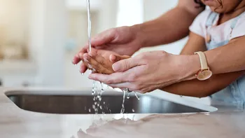Cercetătorii avertizează: Substanțele chimice „veșnice” pot fi absorbite prin piele. Riscurile pentru sănătate