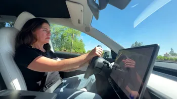 O femeie blocată în Tesla descoperă un 